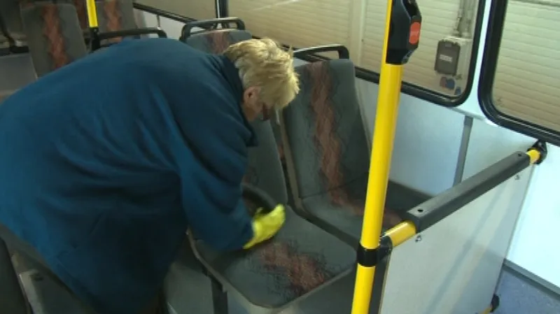 Sedadla čistí dopravní podnik třikrát do roka