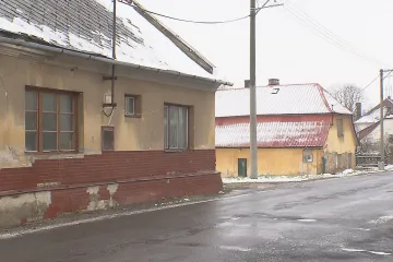 Ve Dvorcích došlo k napadení muže. Lidé chtějí, aby obec odkoupila dům, v němž útočníci žili