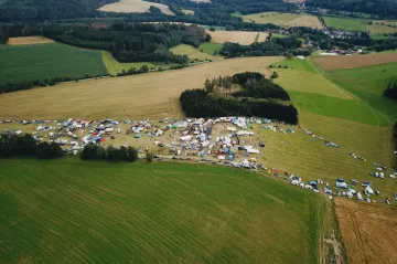 Na technoparty na Benešovsku stále zůstává asi 500 lidí
