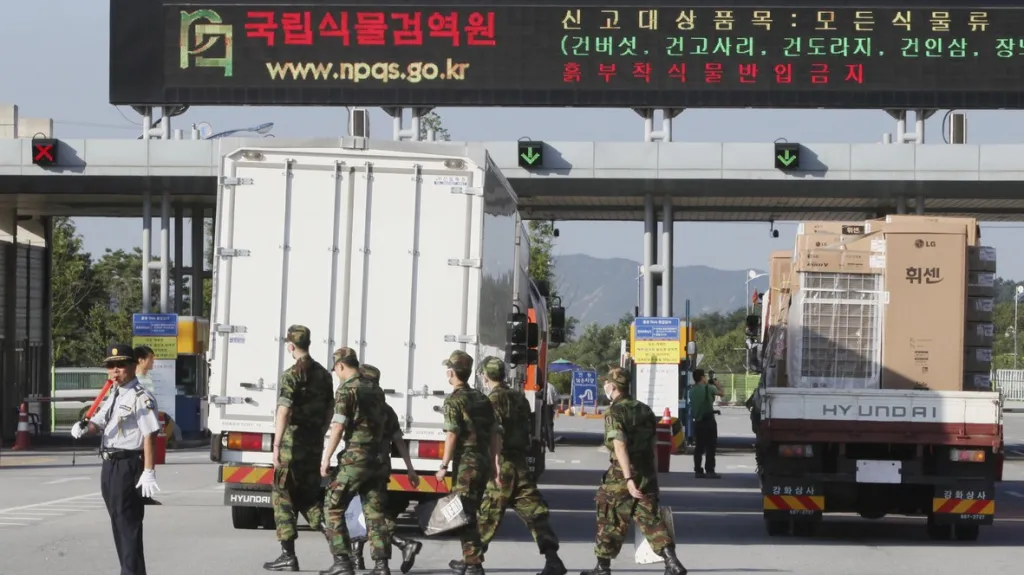 Jihokorejské kamiony čekají na průjezd na Sever