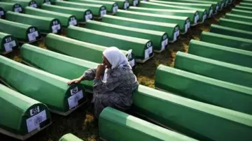 Rakve s oběťmi masakru ve Srebrenici