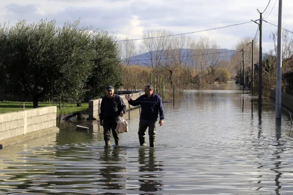 Silné deště a sníh způsobily záplavy v mnoha oblastech Albánie. Jednou z nich je vesnice Obot, která se nalézá sto kilometrů severozápadně od hlavního města Tirany