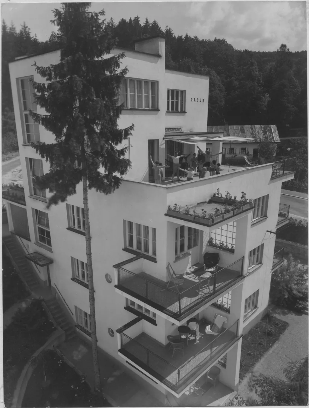 Fotografie z roku 1928. Architekt Bohuslav Fuchs. Penzion Radun v Bílé čtvrti v Luhačovicích