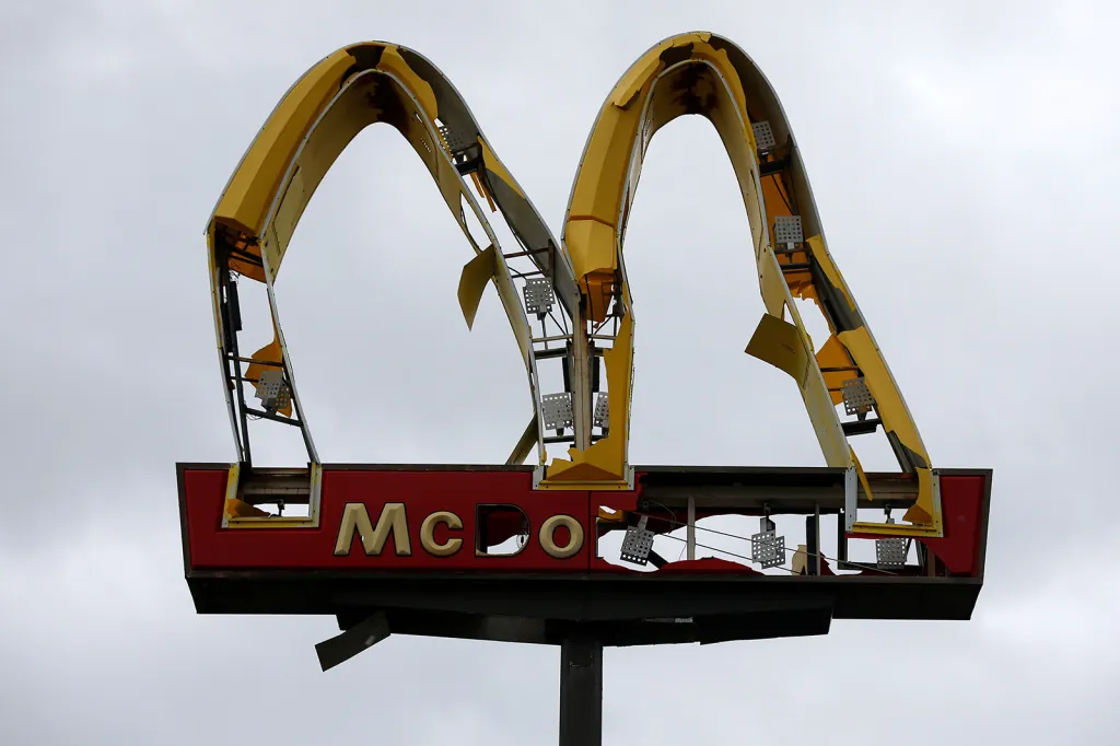 Pomačkané a zničené logo společnosti McDonalds poté, co se oblastí Floridy přehnal hurikán Michael.