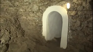 Uvnitř kostnice pod Svatováclavskou kaplí