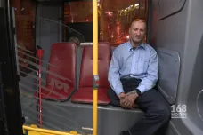 Po nehodě přišel o nohu, přesto řídí městský autobus. A chce dokázat něco, co žádný handicapovaný před ním