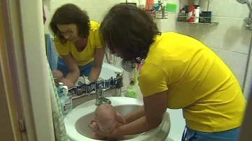 Porodní asistentka pomáhá maminkám i s péčí o miminka