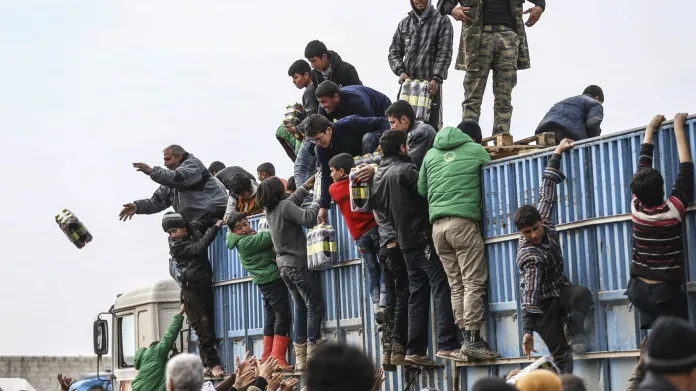 Tisíce uprchlíků uvízly na syrsko-turecké hranici