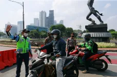 Pandemie ve světě: Indonésie se potýká s výrazným šířením covidu, aerolinky AirAsia přeruší provoz