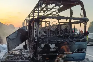 V Polsku shořel autobus převážející pasažéry z Česka, nikomu se nic nestalo