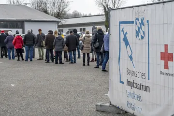 Pandemie ve světě: Slovensko má přetížené nemocnice. EU zastaví lety z jihu Afriky. Panují obavy z omikronu