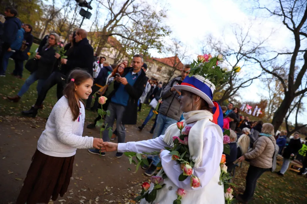 Oslavy 17. listopadu v pražských ulicích