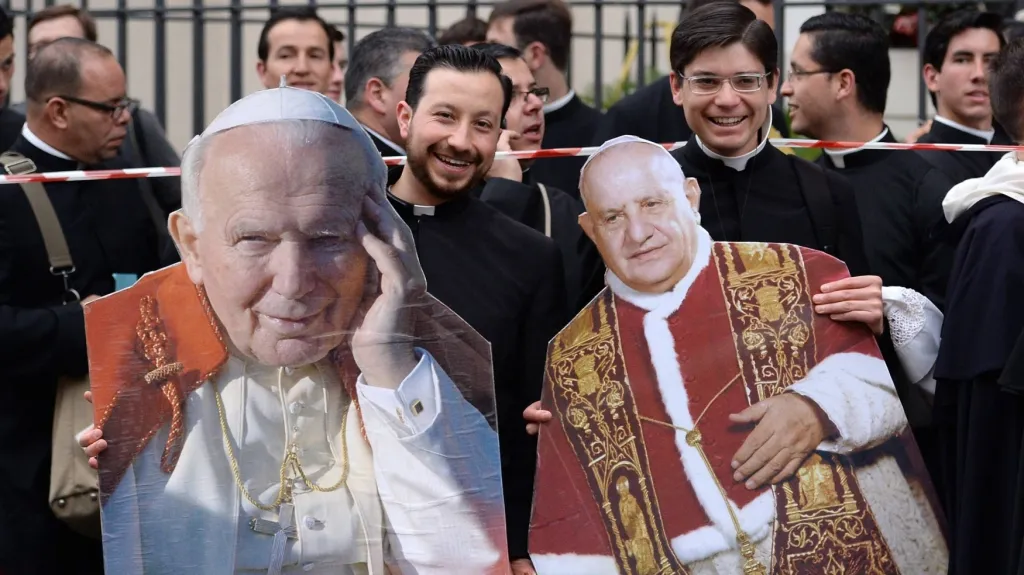 Fanoušci svatořečených papežů