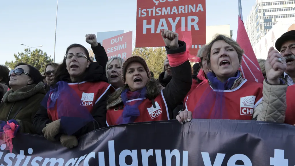 Demonstrace za práva nezletilých dívek