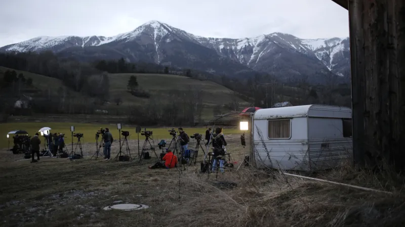 Místo nehody pod drobnohledem novinářů