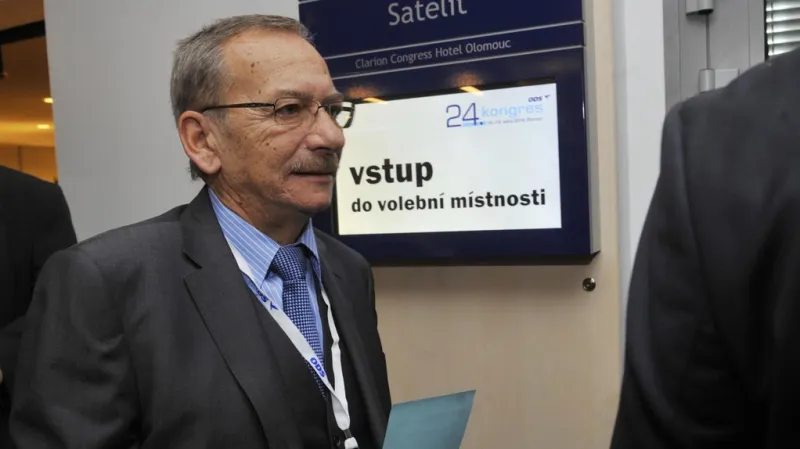 Jaroslav Kubera přichází volit předsedu
