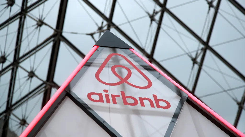 Logo Airbnb ve skleněné pyramidě u Louvru (březen 2019)