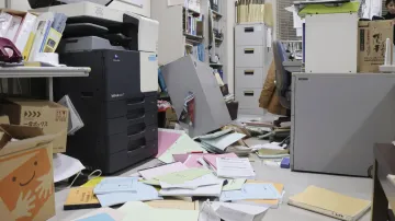 Následky zemětřesení v kanceláři agentury Kjódó na ostrově Hokkaidó