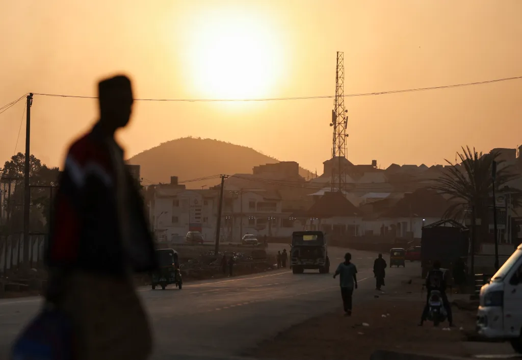 Když před čtyřmi lety zemřel mužský velitel hlídek, známý jako „Velký Tarzan", zdejší bezpečnostní síly se rozpadly. Vzhledem k tomu, jak narůstala kriminalita a náboženské napětí ve společnosti, rozhodly se ženy, že již nemohou čekat, až je muži ochrání