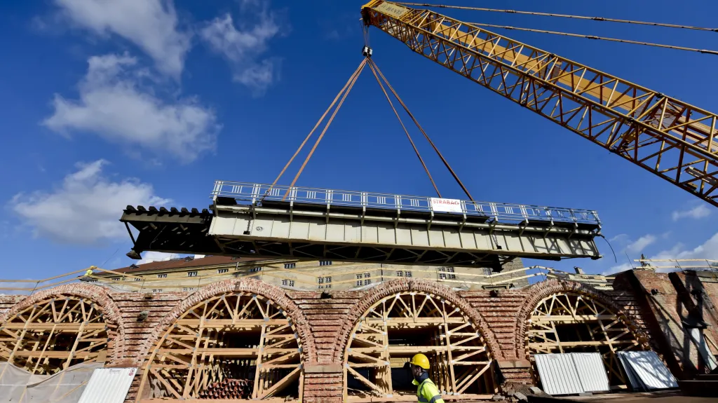 Pomocí jeřábu bylo zahájeno rozebírání ocelové konstrukce železničního mostu přes ulici Prvního pluku, který je součástí Negrelliho viaduktu. Akce je součástí probíhající rekonstrukce.