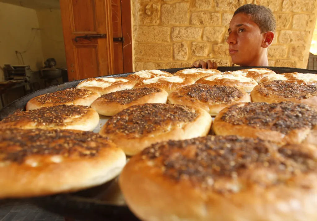 Při snídani v Libanonu na stole nechybí manakiš (Al-Man'ouché), placka posypaná směsí tymiánu, sumaku, sezamových semínek a soli a potřená olivovým olejem