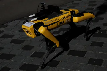 Pomoc na stavbách nebo při zvládání pandemie. Robotický pes jde do volného prodeje
