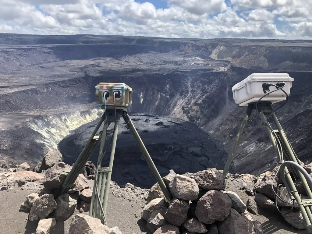 Vědci z  Havajské vulkanické observatoře (HVO) monitorují aktivitu sopky Kilauea v národním parku Hawaii na Havaji již několik let. Snímky ukazují aktivitu vulkánu v rozmezí 29. září až 3. října 2021