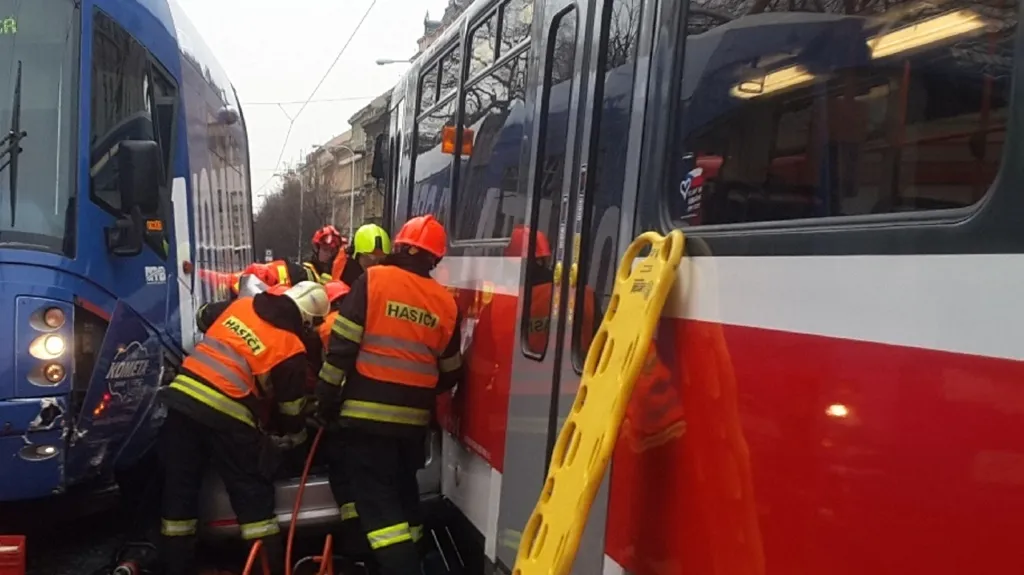 Nehoda tramvají a osobního vozu v Brně