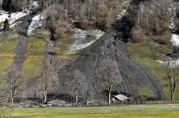 Rakousko zasáhly přívaly sněhu a záplavy. Jeden člověk zahynul pod sesuvem půdy 