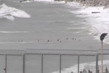 Tisíce Maročanů pronikly do španělského města Ceuta, to volá armádu