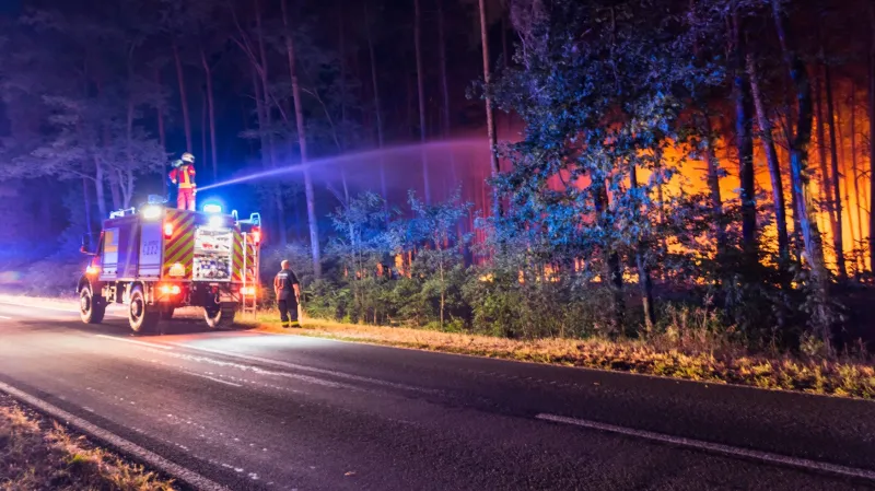 Hasiči u požáru lesa poblíž Berlína