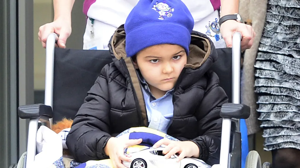 Ashya King opouští pražskou nemocnici