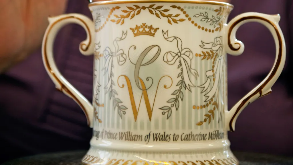 Pohár lásky připomínající britskou královskou svatbu