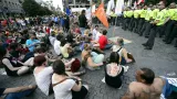 Odpůrci demonstrace Národní demokracie se snažili zabránit jejímu pochodu