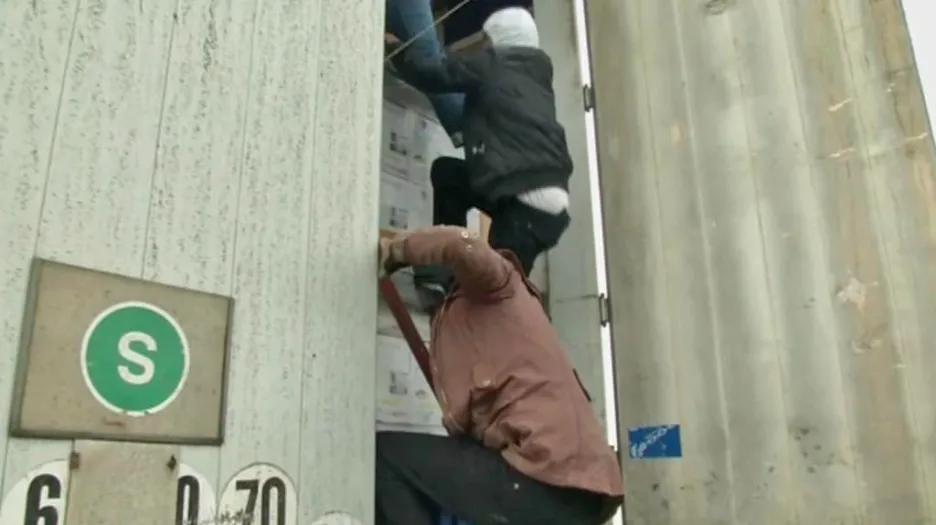 Imigranti se snaží dostat do kamionů na hranicích