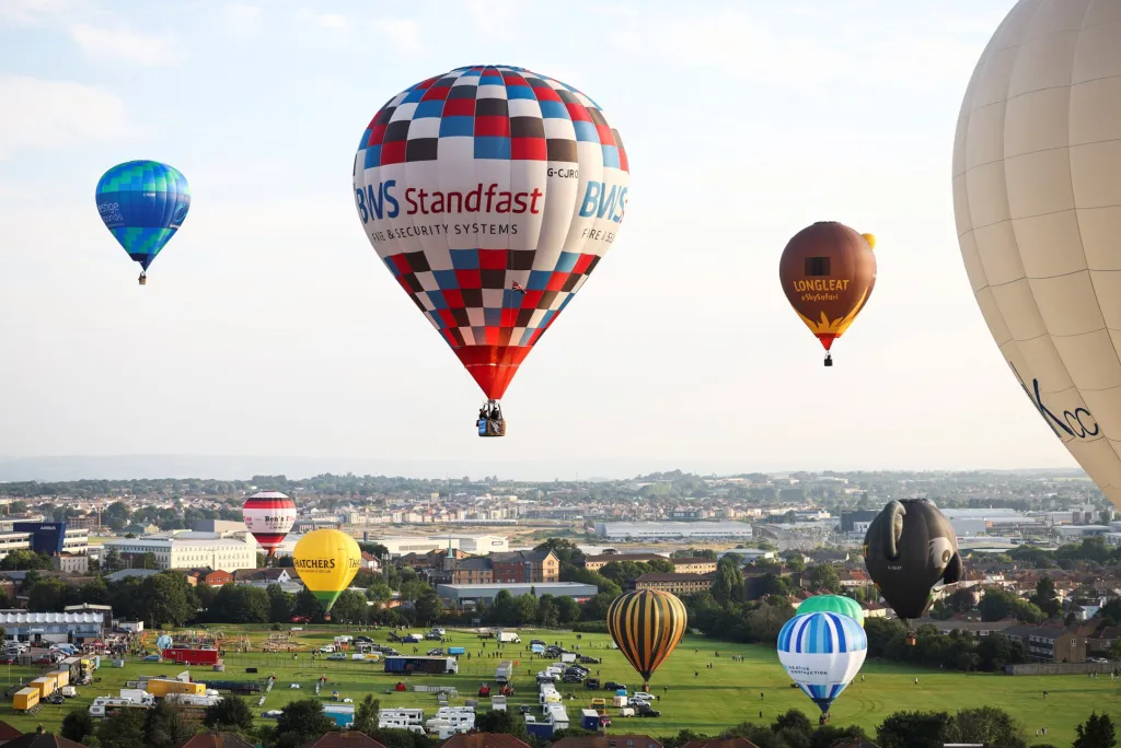 V anglickém Bristolu bylo zahájeno setkání milovníků balonového létání. Na nebi se postupně vystřídá přes sedm set balonů všech velikostí a tvarů