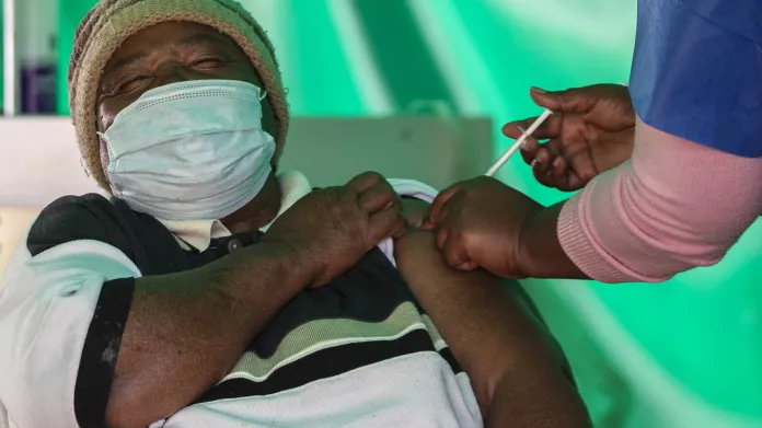 Jihoafrická republika se snaží rychle naočkovat co nejvíce lidí kvůli třetí vlně pandemie