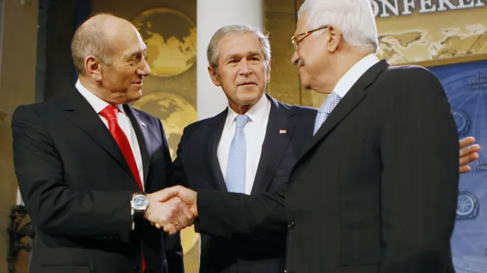 Izraelský premiér Ehud Olmert si potřásá rukou s palestinským prezidentem Mahmúdem Abbásem na summitu v Annapolis