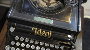 Německý psací stroj Ideal z počátku 20. století
