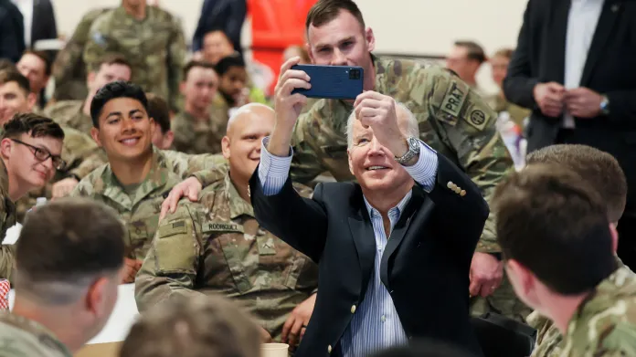 Prezident USA Joe Biden s americkými vojáky v Polsku