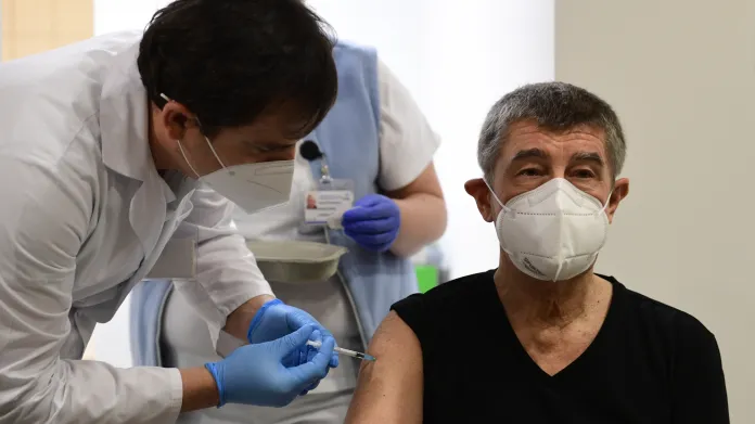 Andrej Babiš dostává druhou dávku vakcíny