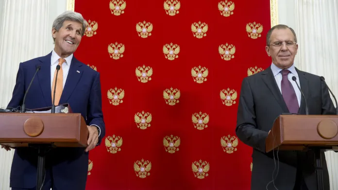 Kerry a Lavrov na společné tiskové konferenci