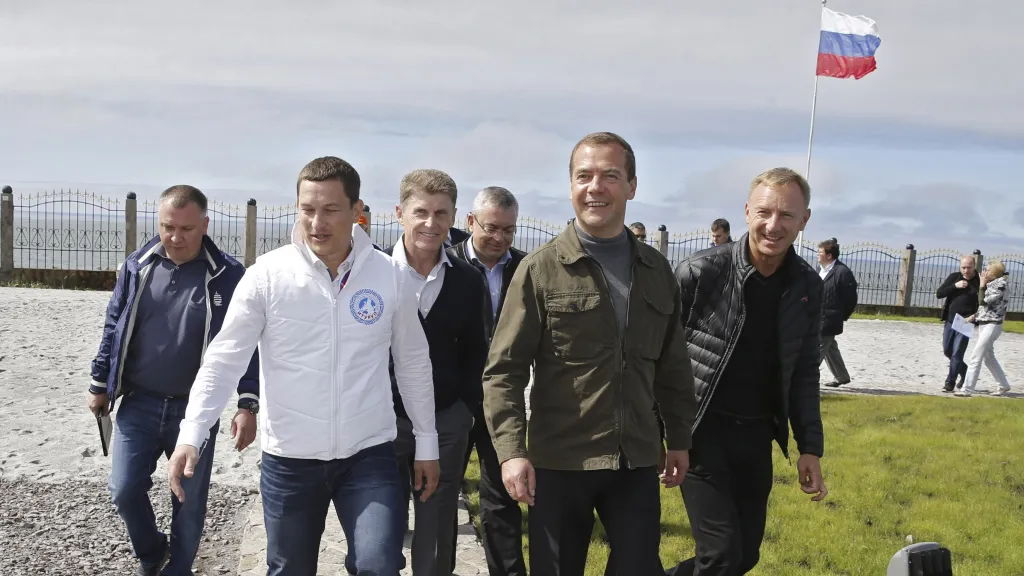 Premiér Dmitrij Medveděv na jihokurilském ostrově Iturup