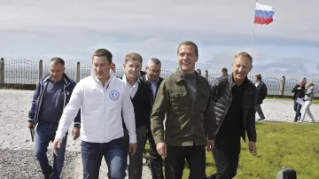Premiér Dmitrij Medveděv na jihokurilském ostrově Iturup