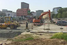 Rozkopané ulice, kolony a stavební stroje stojí. Dělníci v Brně končí s prací odpoledne, termíny prý plní