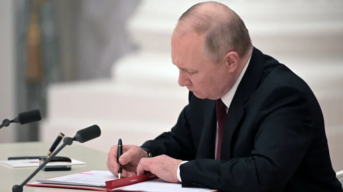 Vladimir Putin podepsal dekrety o uznání separatistických "republik" na východě Ukrajiny
