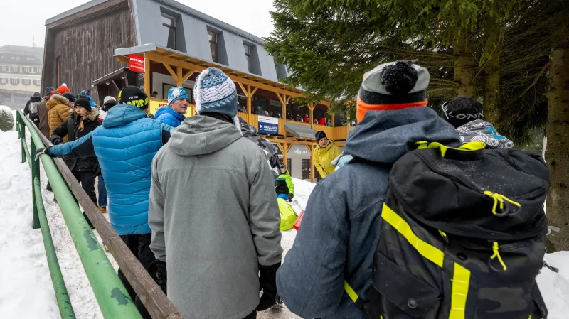 Fronta před volební místností ve Špindlerově Mlýně