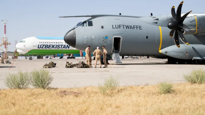 Evakuační letoun německého letectva v Taškentu