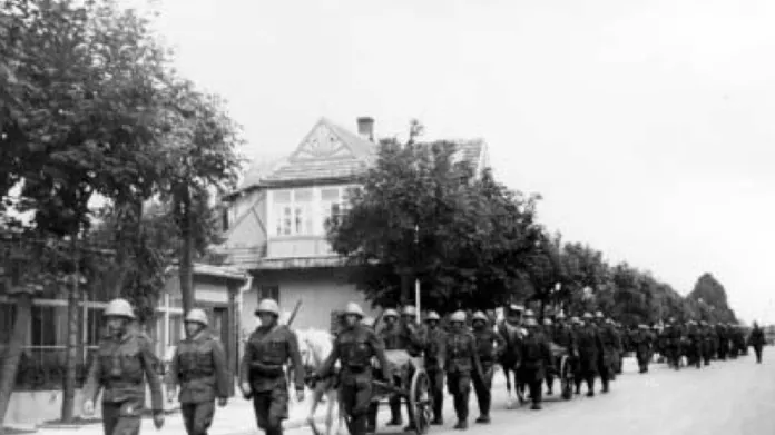 Slovenské vojsko pochodující přes Zakopane