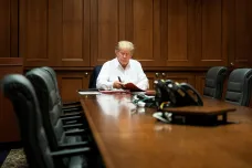 Trump se cítí lépe, v pondělí by mohl opustit nemocnici